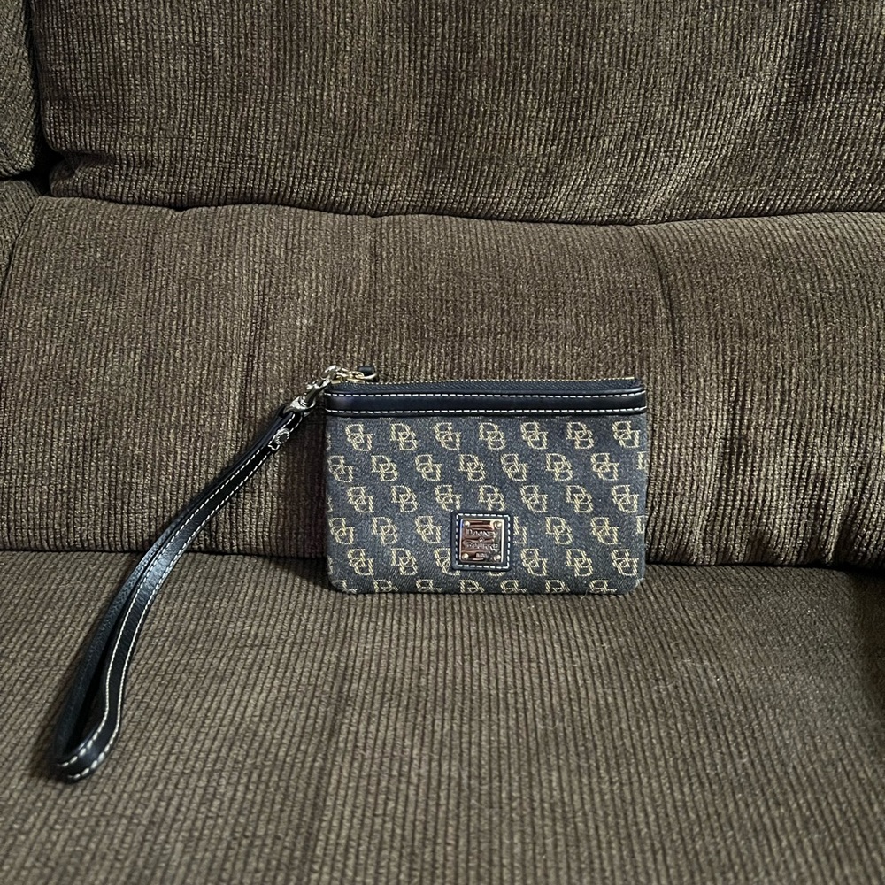 Dooney Bourke Womens Pocketbook Black Leather Wristlet Madison Signature Print